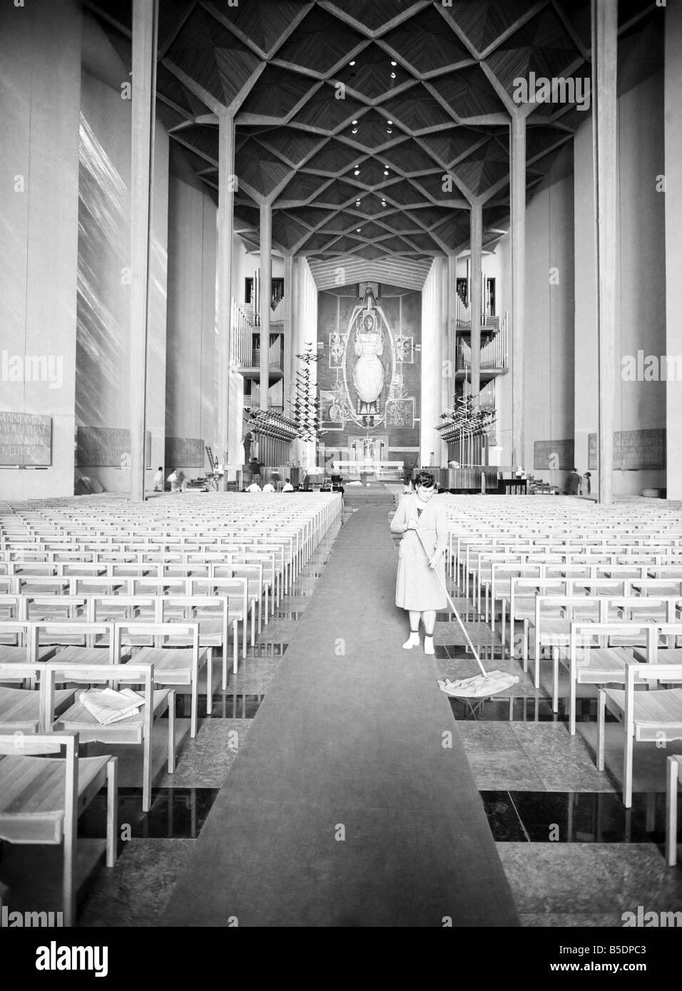 Handwerker Schliff den letzten für die neue Coventry Kathedrale steht neben der alten Kathedrale, die im Krieg zerstört wurde. 1962-A886 Stockfoto