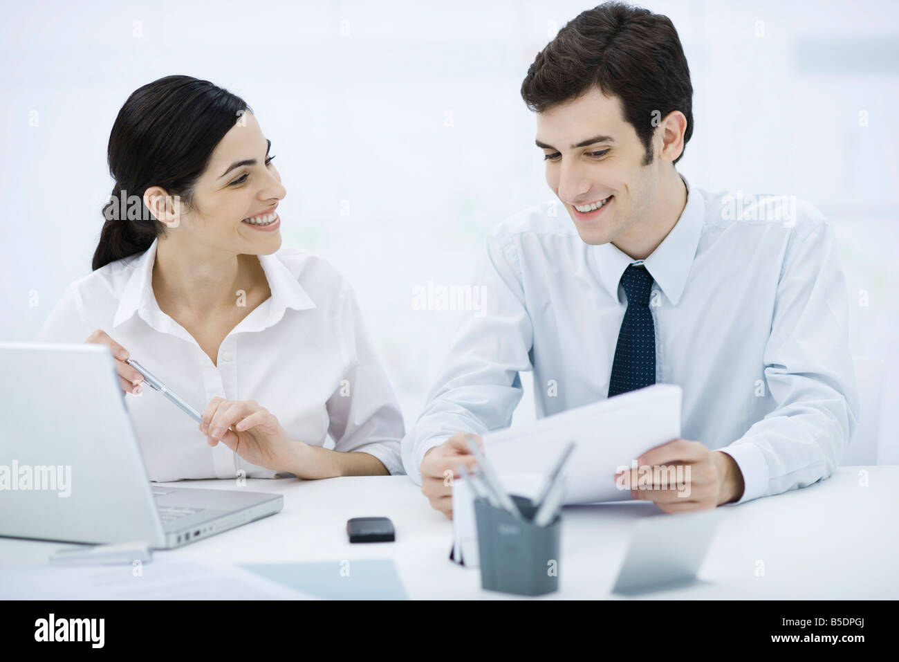 Fachleute arbeiten zusammen an der Rezeption, Mann, hält Dokument Stockfoto