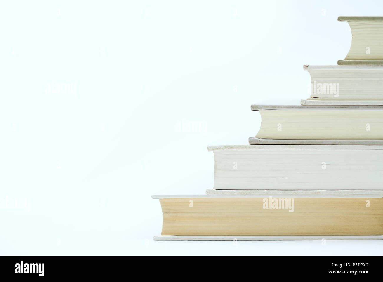 Stapel von Büchern, Seitenansicht, Nahaufnahme Stockfoto