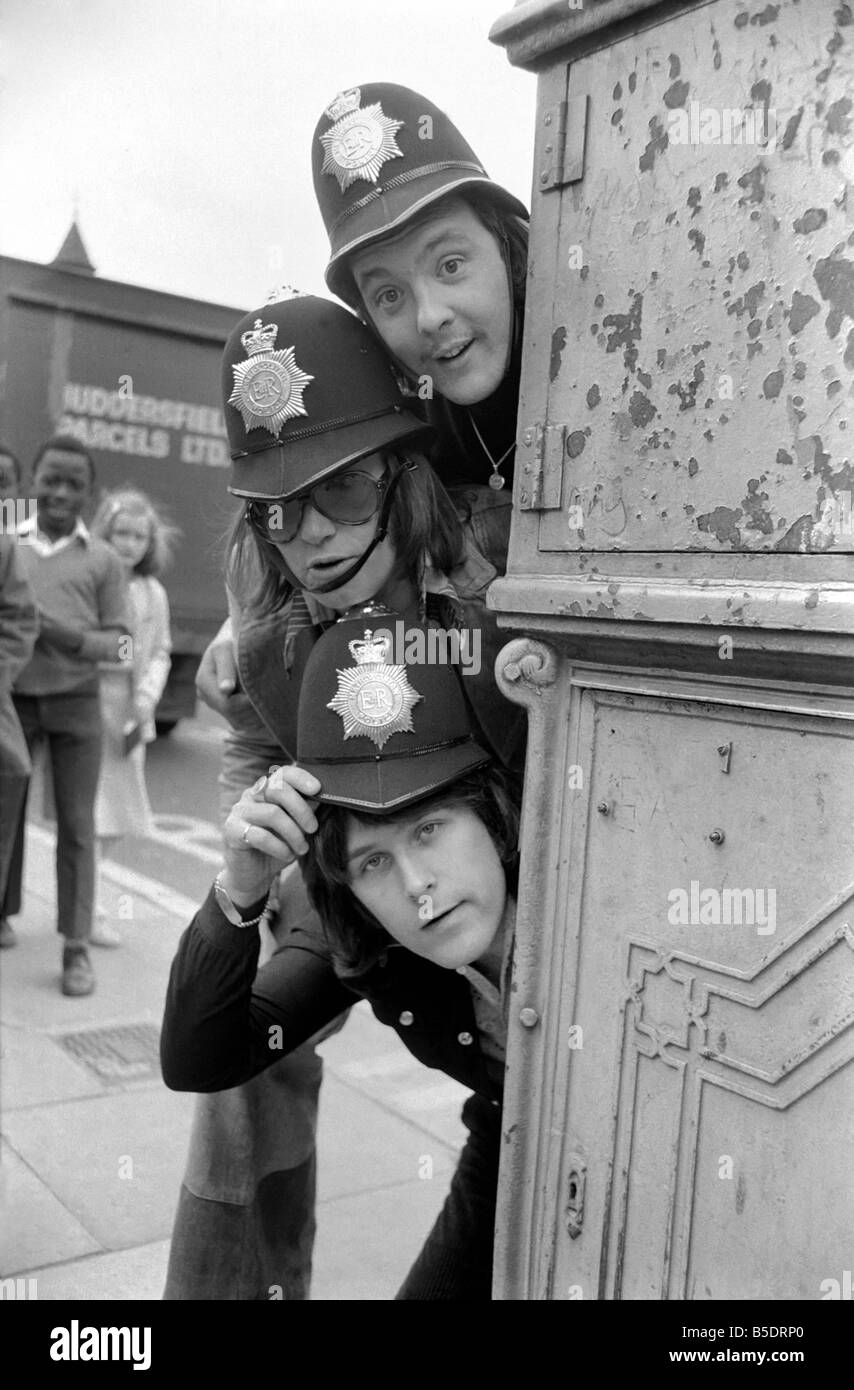 Pop-Gruppe "Schlamm" Polizei Helm bekleidet &#13; &#10; Mai 1975 Stockfoto