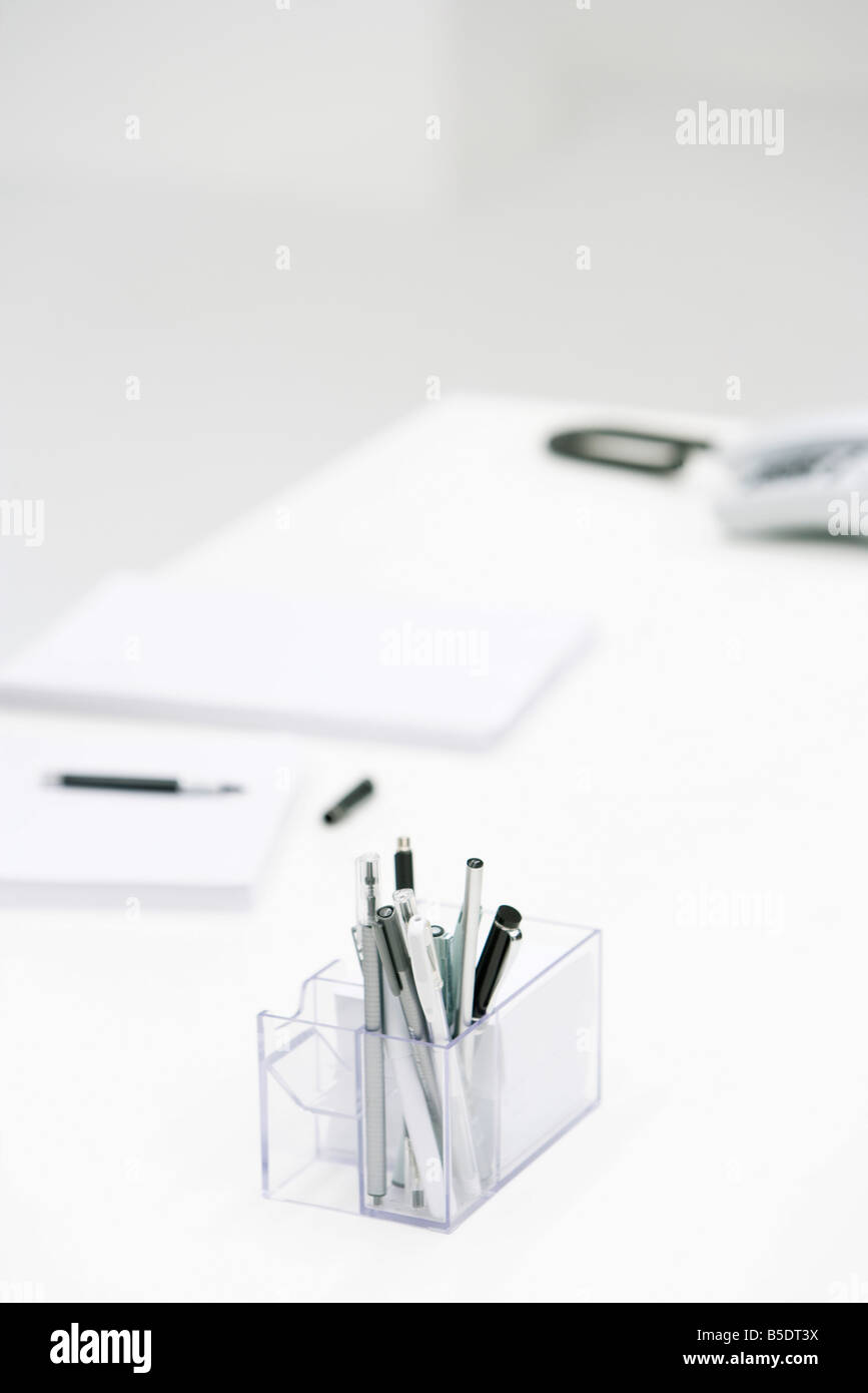 Büromöbel und Bürobedarf auf Schreibtisch Stockfoto