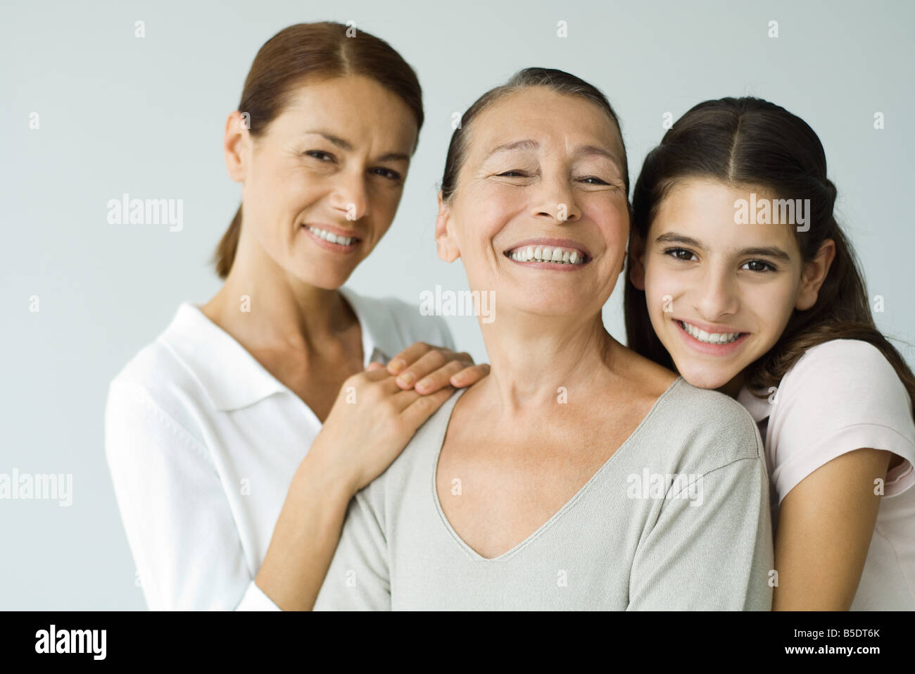 Mehr-Generationen-Familie lächelt in die Kamera, Porträt Stockfoto