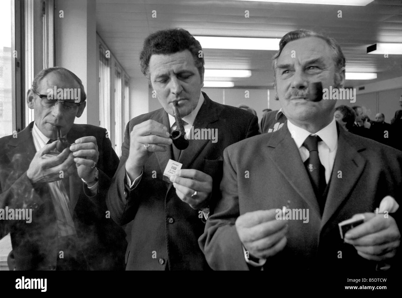 Britische nationale Pfeife rauchen Meisterschaften:; L-r: Donald Farndon (3. Platz), Fred Watson (2. Platz) und Sieger Robert Locke mit ihren Rohren; Mai 1975 Stockfoto