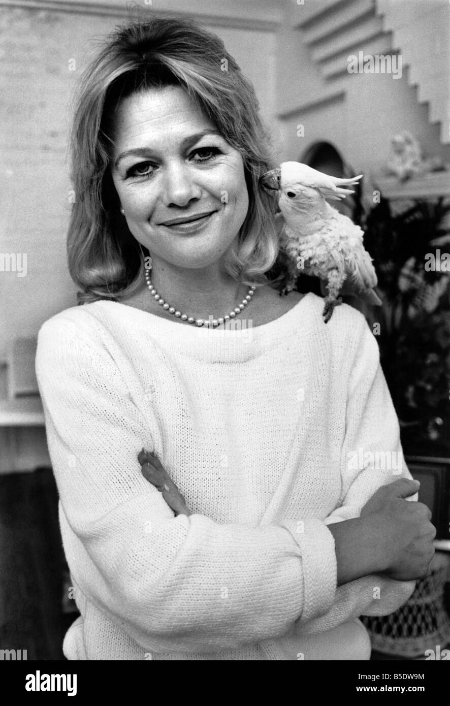 Judy Geeson mit Benjamin. Juli 1984 P000668 Stockfoto