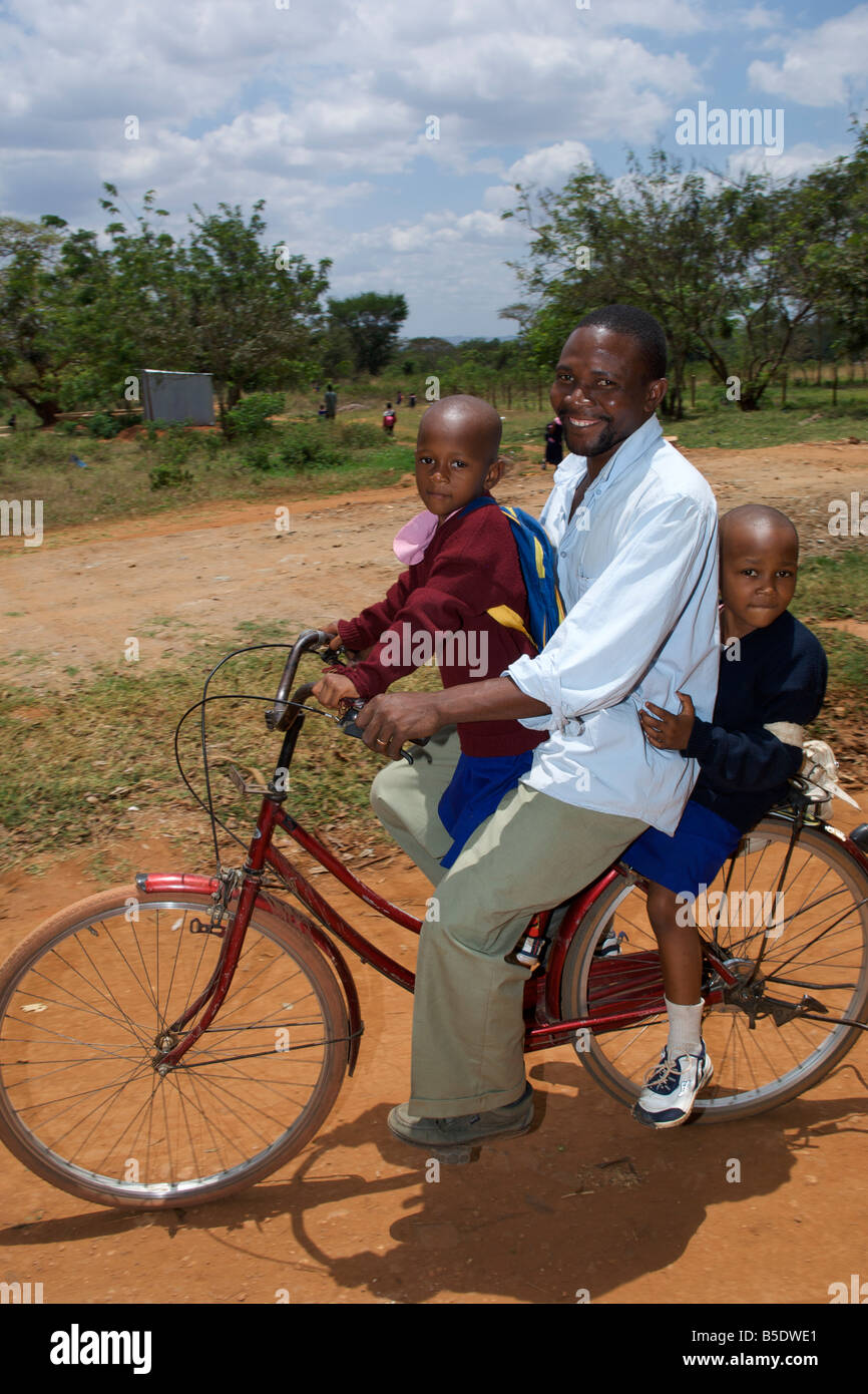 Mann mit zwei Kindern auf dem Fahrrad in Morogoro, Tansania. Stockfoto