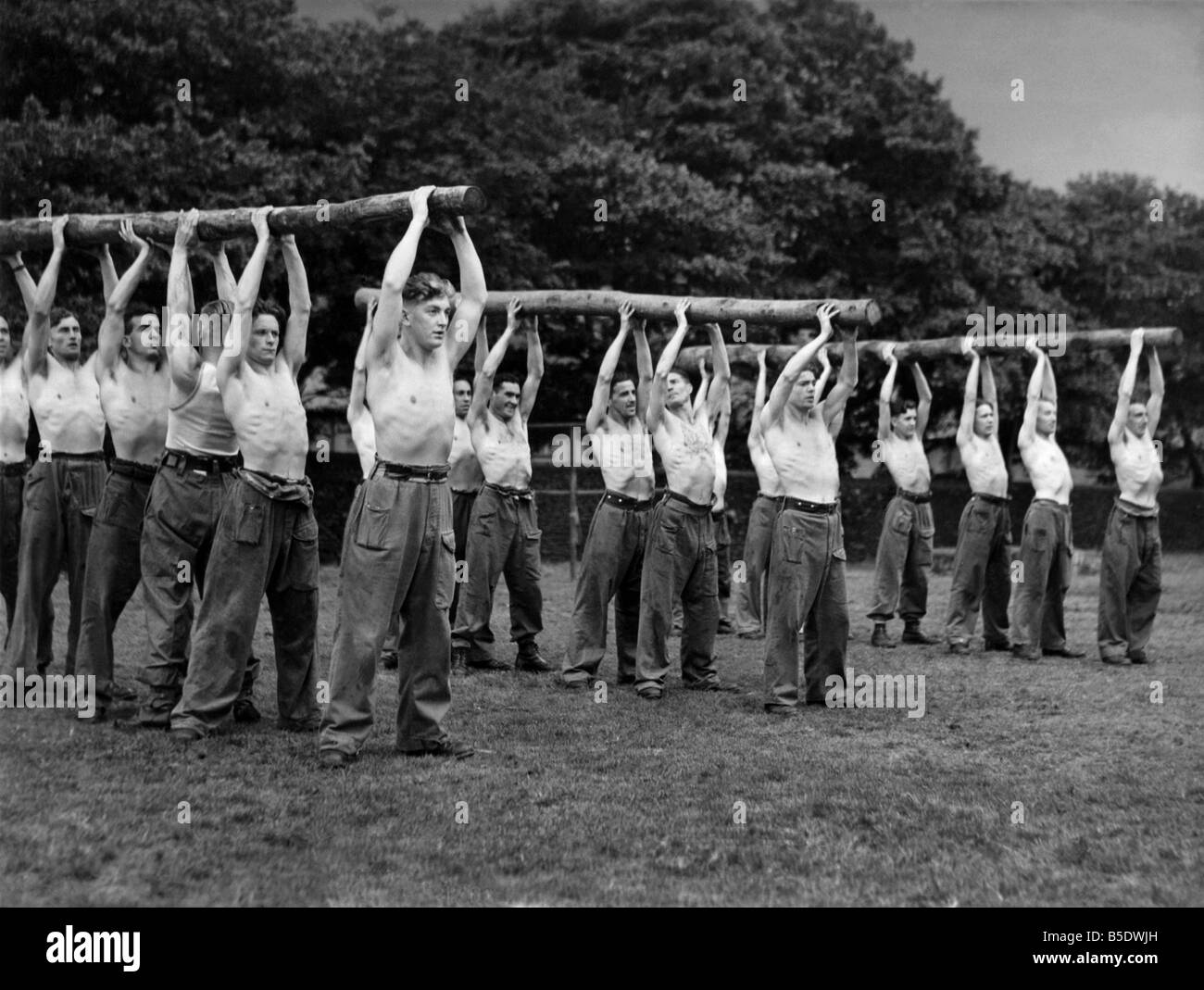 Anlage Besuch Armee medizinische Leistungen-Reha-Zentren in der Northern Command. Ein weiteres der anstrengenden Übungen besteht aus heben schwere Protokolle in anderen Armen, Rücken und Beinmuskulatur zu stärken. August 1943 P008336 Stockfoto