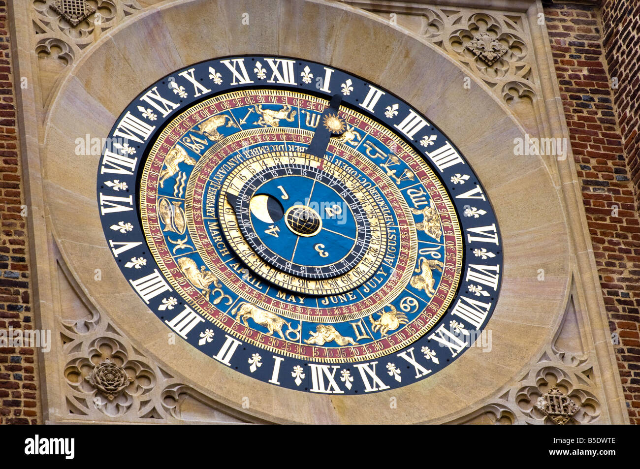 Die berühmten späten mittelalterliche astronomische Uhr am Anne Boleyn Torhaus am Hampton Court Palace Stockfoto