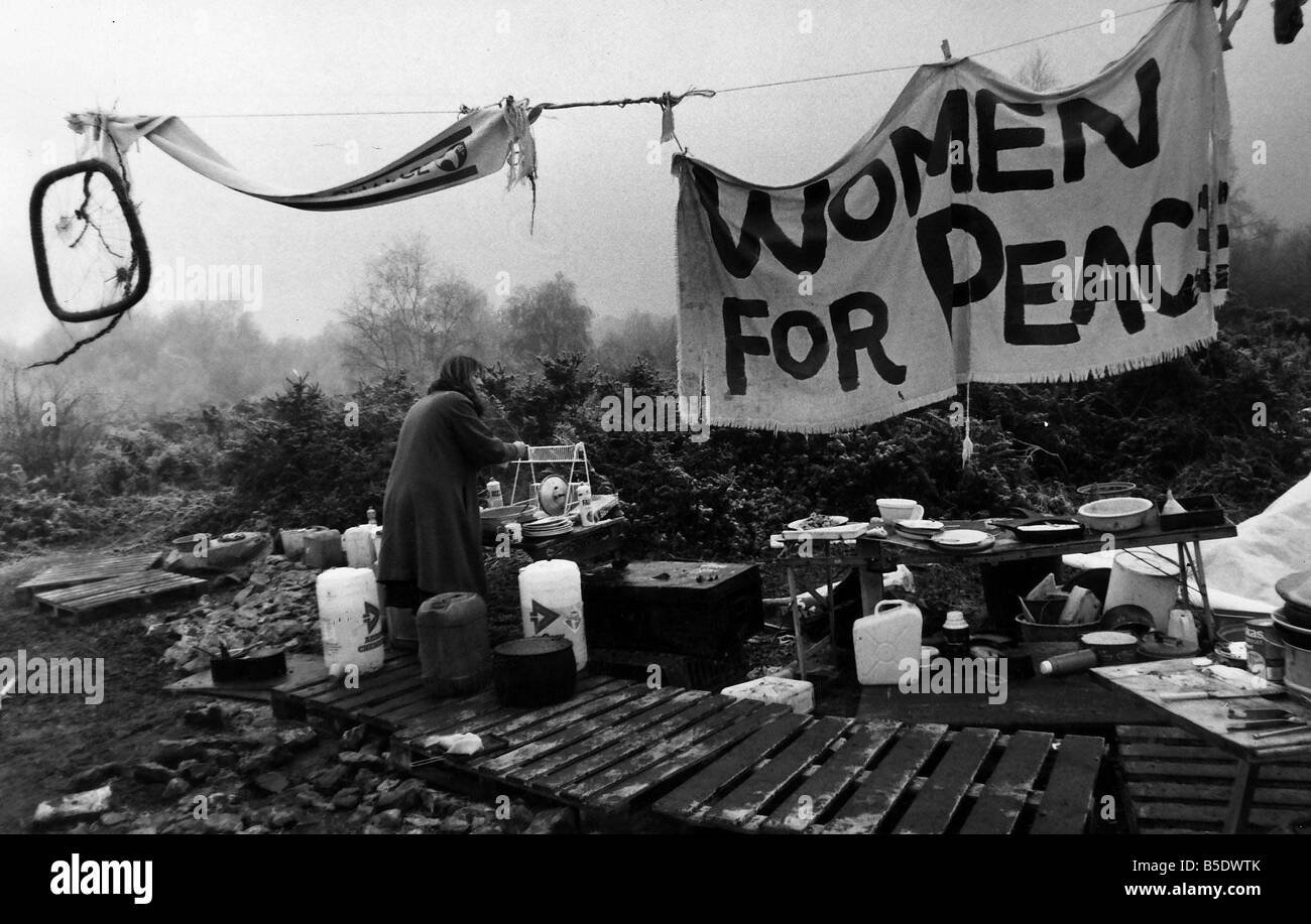 Demonstrationen CND Frauen protestieren außerhalb der amerikanischen nuklearen Air Base in Greenham Common in Berkshire in rauen Bedingungen leben Stockfoto