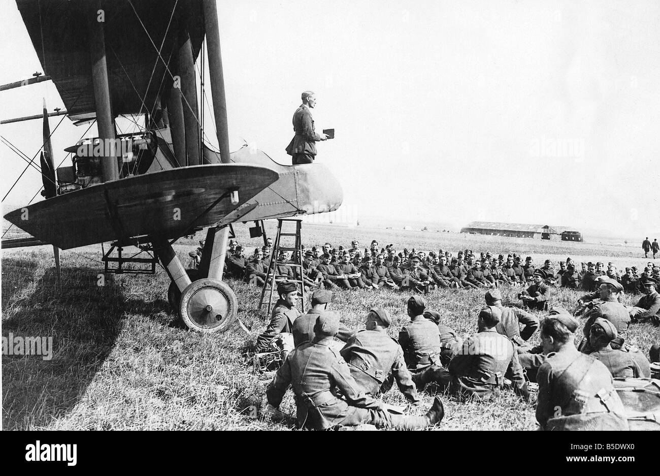 Britische Truppen anhören ein Chaplin Servicebereitstellung seine Sonntag Morgen aus dem offenen Cockpit eines ersten Weltkrieg 1918 Stockfoto