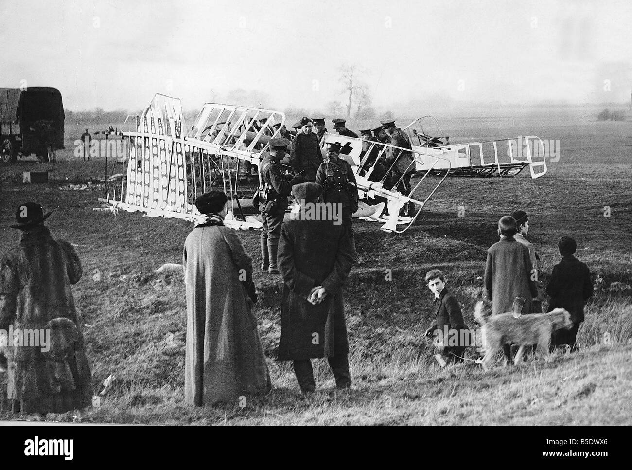 Soldaten stehen rund um das Wrack eines deutschen Gotha-Flugzeugs in Kent 1917 Weltkrieg einer Stockfoto