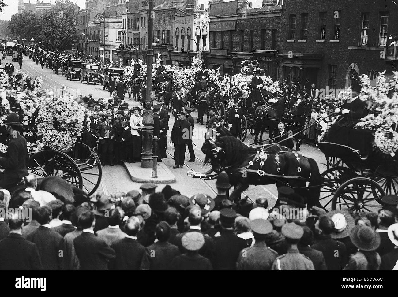 World War One A Prozession der Pferd gezogene Leichenwagen tragen Schulkinder während eines Luftangriffes über London getötet pass Straßen voll von Trauernden auf dem Weg zur Masse Beerdigung 1917 Stockfoto