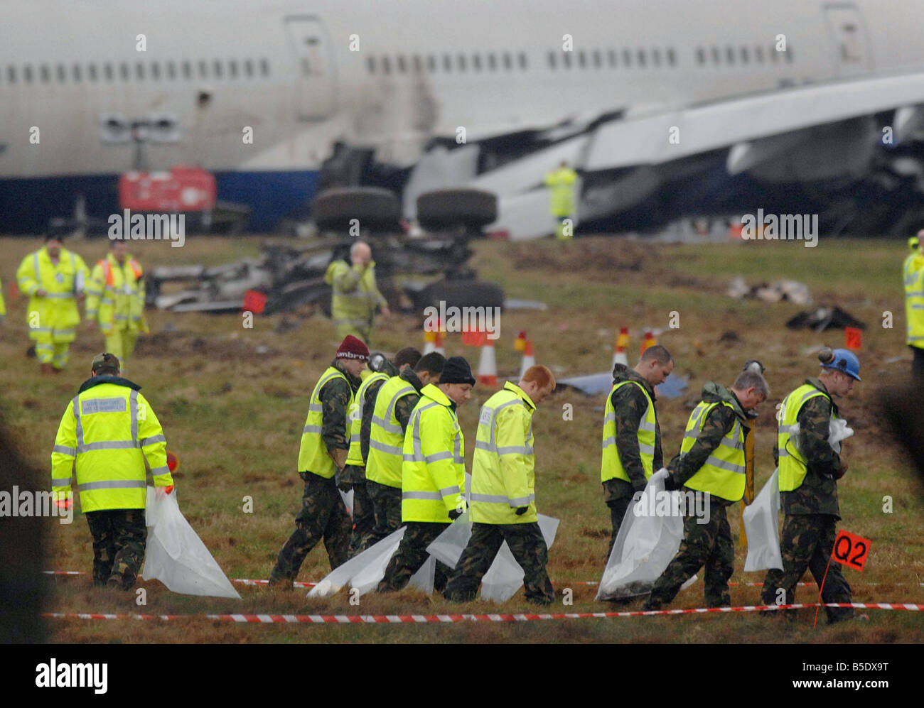 Die Untersuchung beginnt in der British-Airways-Maschine, welche Absturz landete am s Flughafen London Heathrow mit mehr als 150 Personen auf 17. Januar 2007 alle 136 Passagiere und 16 Crew nach der Boeing 777 fiel hinter der südlichen Start-und Landebahn in der Nähe einer viel befahrenen Straße Luft Unfälle Heathrow British Airways überlebt Stockfoto