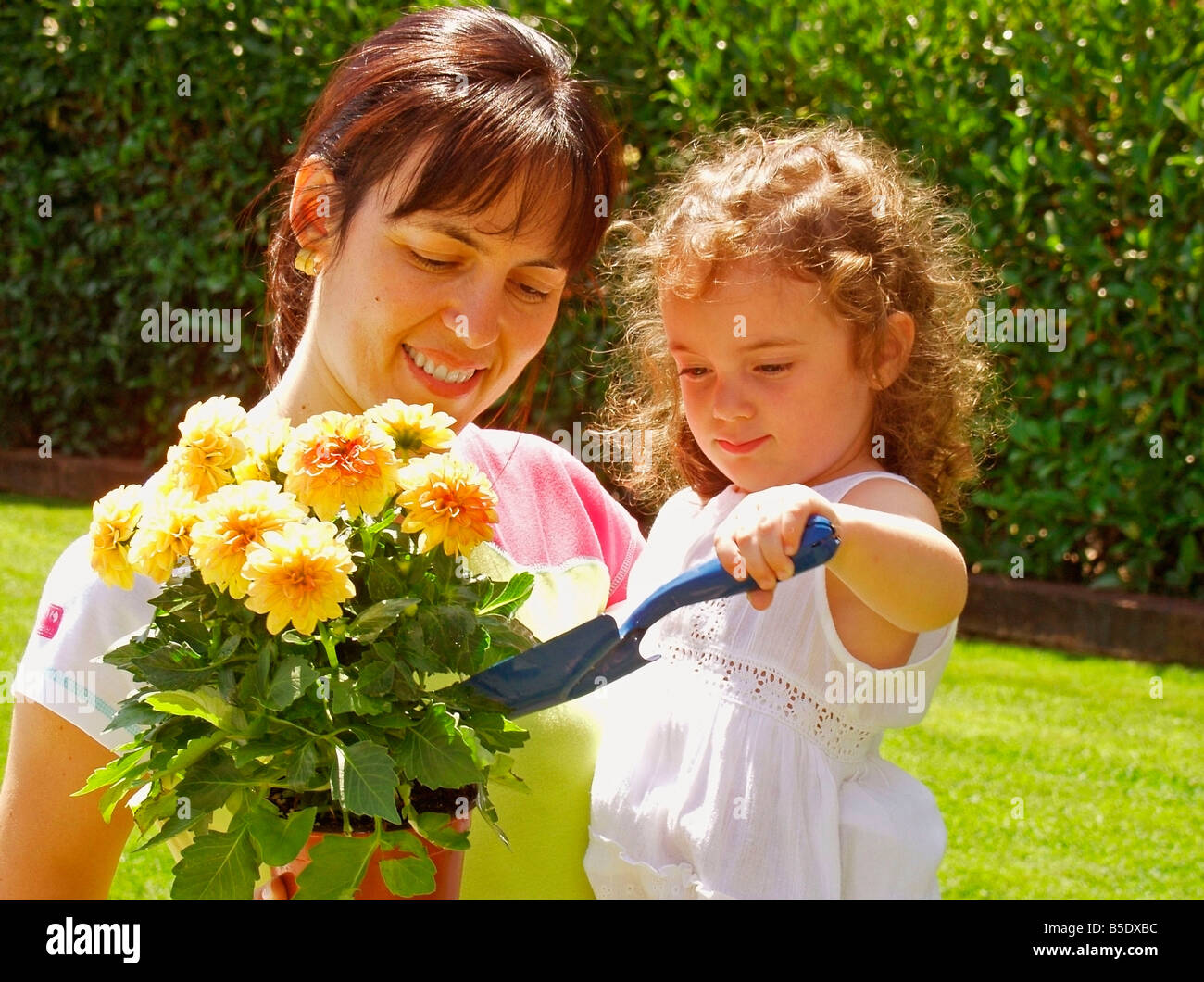 Mutter und Tochter im Garten Stockfoto