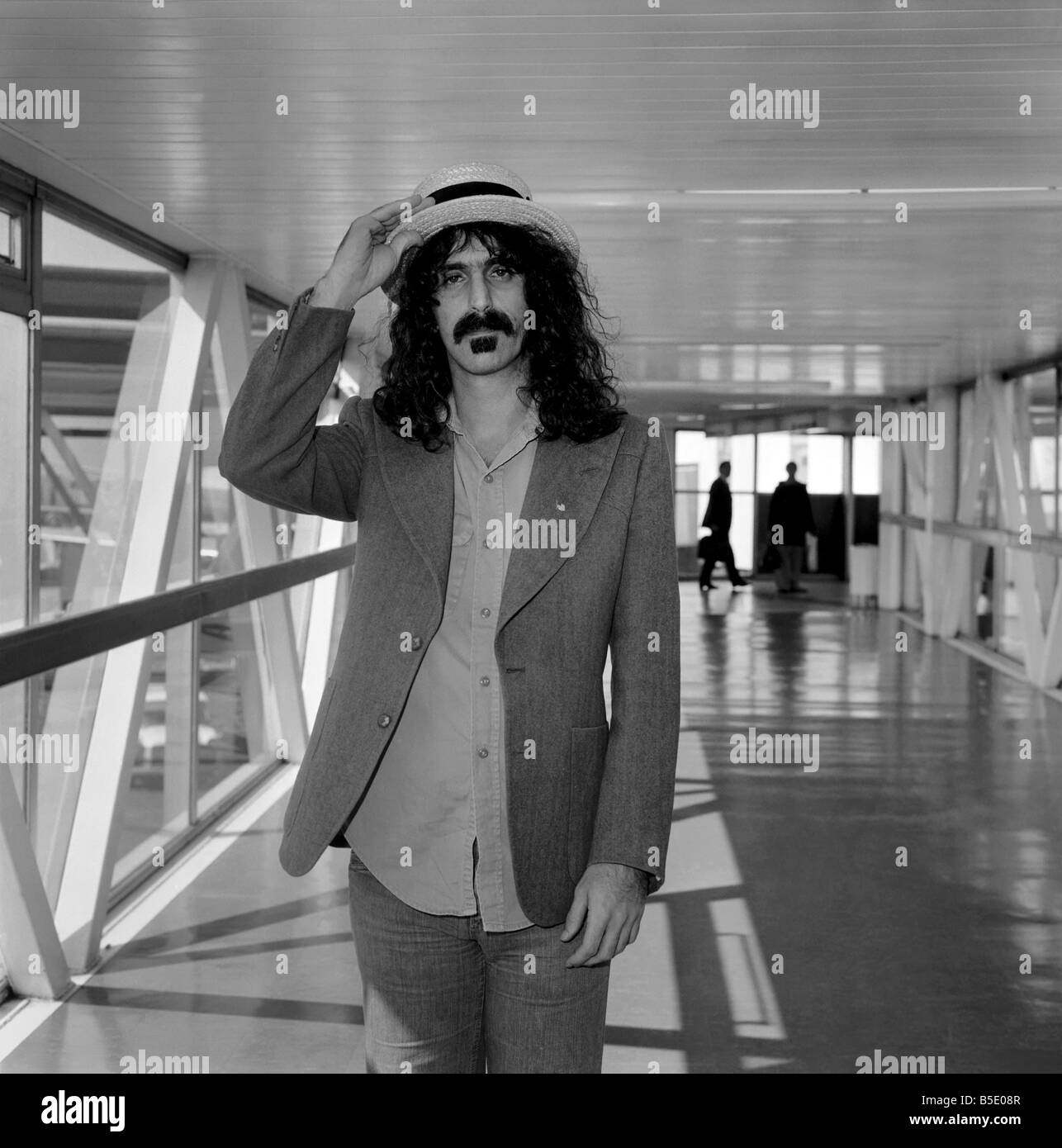 Frank Zappa Musiker hier in London am Flughafen gesehen. April 1975 Stockfoto