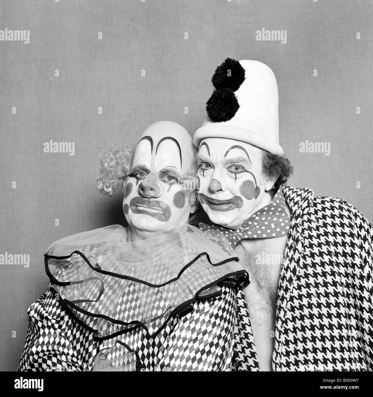 Morecombe und kluge Komödie doppelte handeln gesehen hier als Clowns. Juni 1976 Stockfoto