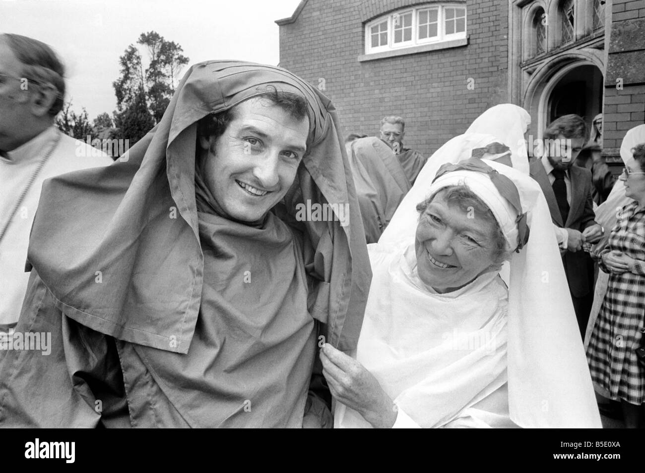 Rugby-Star Gareth Edwards in seinen nationalen bardische Roben an die Royal Eisteddfod. August 1976 Stockfoto