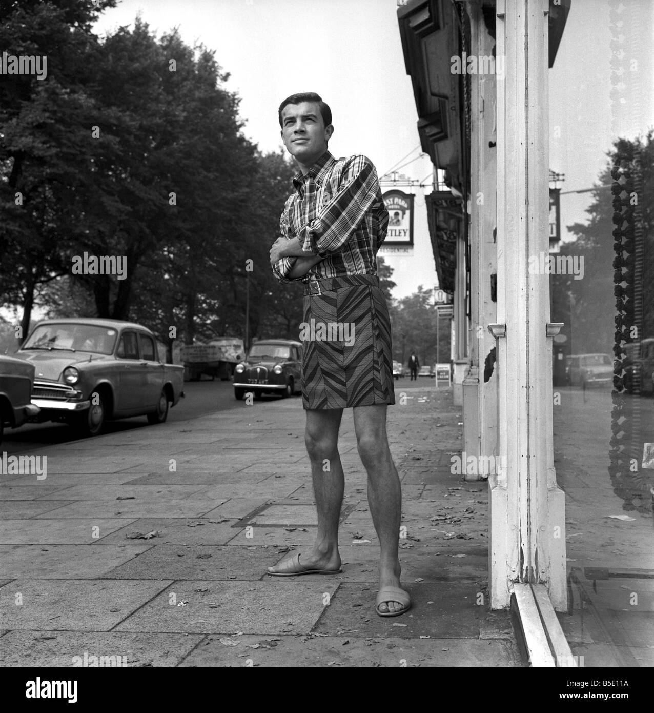 Mens Fashion: Tony Barnes aus London der 80er Jahre Stil für Männer - einen Minirock tragen könnte. September 1966 W9262 Stockfoto