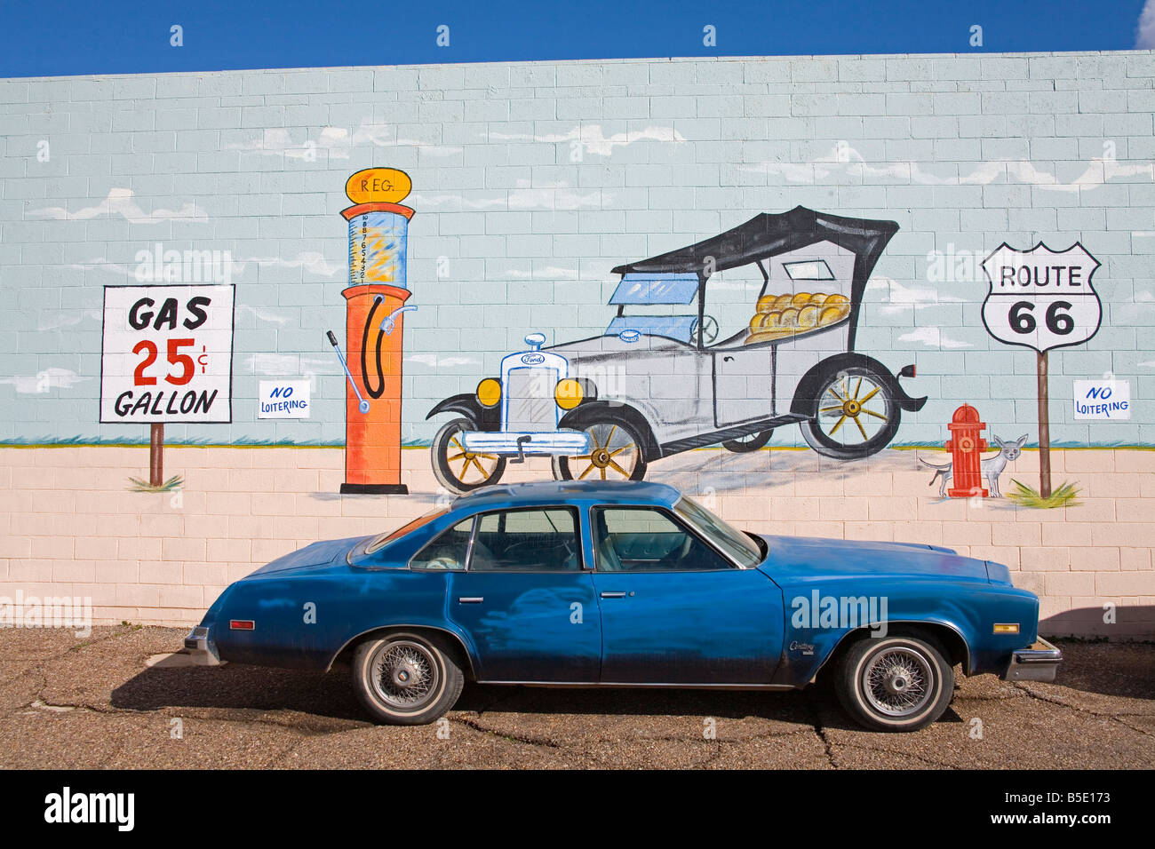 Wandgemälde von Servo auf Auto-Werkstatt, Holbrook City, Route 66, Arizona, USA, Nordamerika Stockfoto