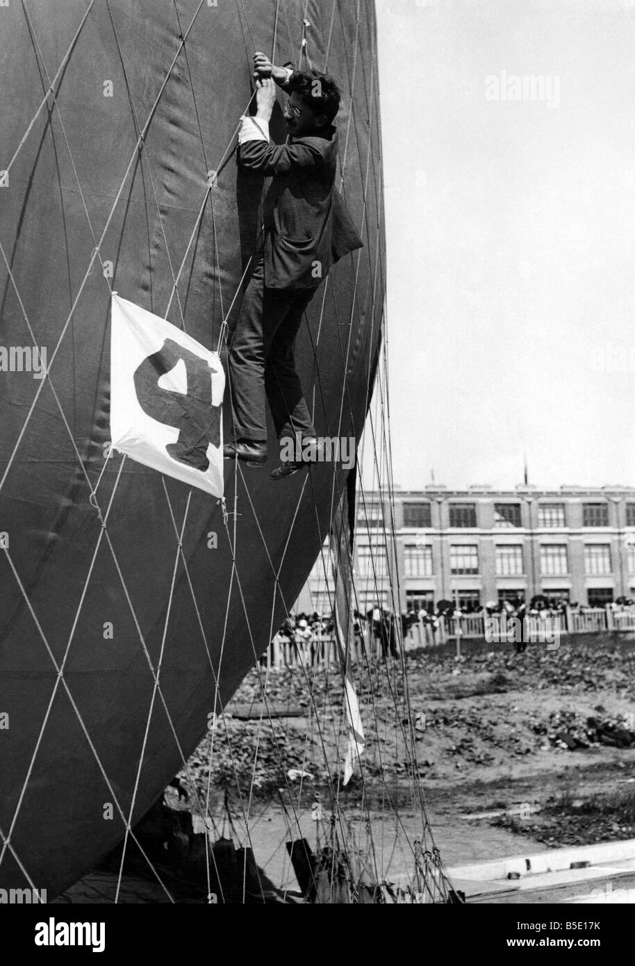 Gordon-Bennet Rennen. Brüssel war der Ausgangspunkt für das Gordon-Bennett-Rennen aus dem 18 Luftballons (7. Juni 1909) veröffentlicht wurden. Hier sind die Besatzung des Schweizer Ballons, t, Erleichterung der das Seil Geflecht um den Ballon Gas Tasche Füllungen sowie die Stämme an ihrer Verankerung. Juni 1909 P000940 Stockfoto