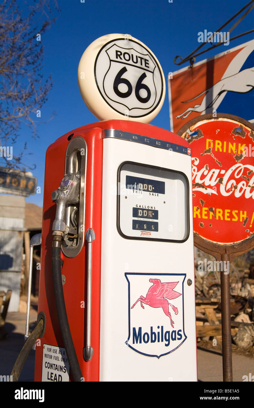 Zapfsäule, Gemischtwarenladen & Route 66 Museum, Hackberry, Arizona, USA, Nordamerika Stockfoto