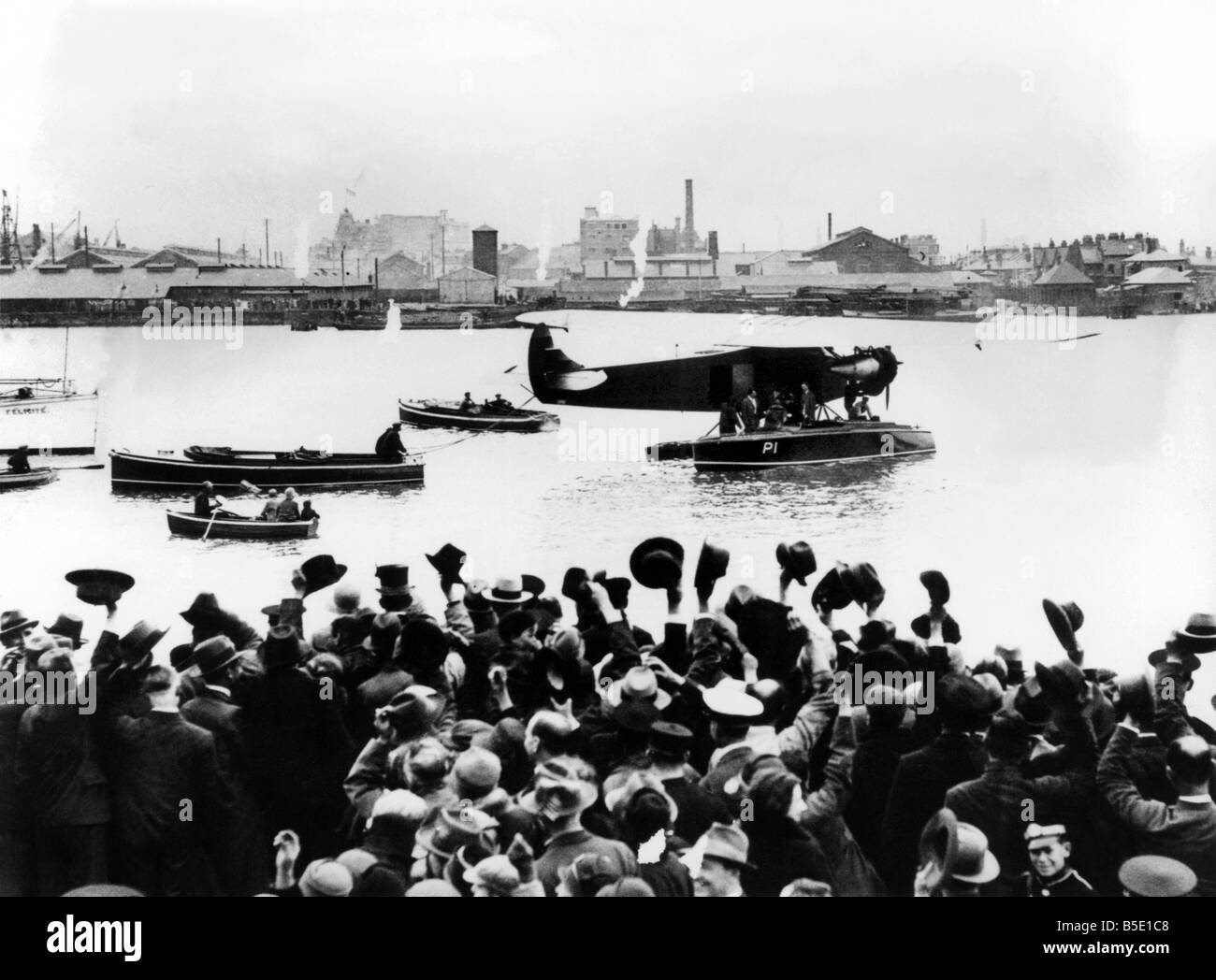 Die erste Frau den Atlantik zu fliegen. Das Publikum am Ufer an Southampton die Flyers jubeln, wie sie die Freundschaft von einem Motorboot abgenommen wurden. Juni 1928 P001067 Stockfoto