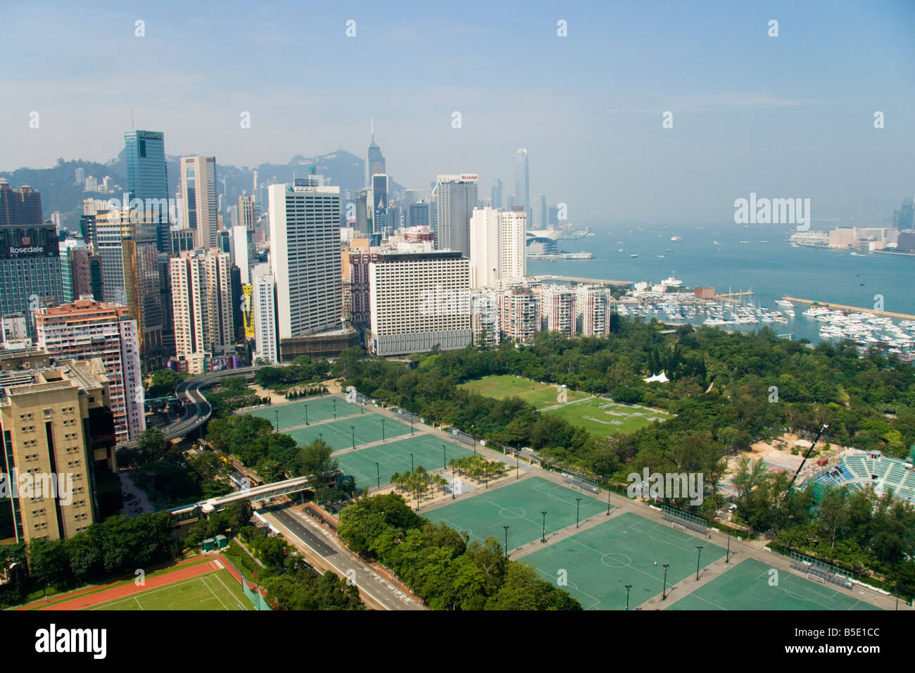 Eine Luftaufnahme von Hong Kong: Victoria Park, Causeway Bay, Royal Yacht Club, Victoria Harbour und Kowloon Stockfoto