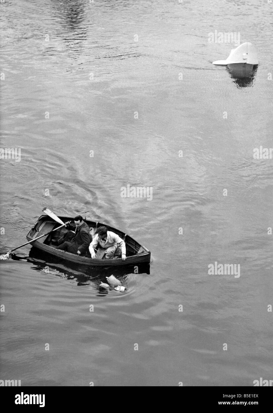 Fluss Drama von kämpfen, für Piloten das Leben: die dramatischen Bilder wurden gestern gemacht (12.04.57) während Herioc Bemühungen zu retten das Leben der Marine Jet-Pilot deren Flugzeug grässlichen Dart River liefen. Dieses Bild zeigt Navymen in ein Schlauchboot liegen neben der Pilot Lt. Commander William Martin, der seine Sea Hawk aus der Royal Naval Air Station in Abbotsinch, in der Nähe von Paisley aufgegriffen hatte. Wenige Schritte von ihnen hält nur das Leitwerk des abgestürzten Jets aus dem Wasser. Der Pilot wurde schwer verletzt, aber noch am Leben. Dezember 1957 P001100 Stockfoto