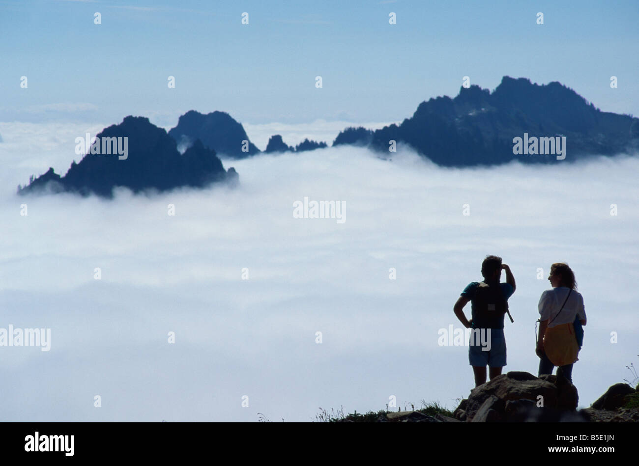 Wanderer, schauen über den Wolken von Paradise Park auf Mount Rainier Vulkan, der höchste Punkt im Staat Washington State, USA Stockfoto