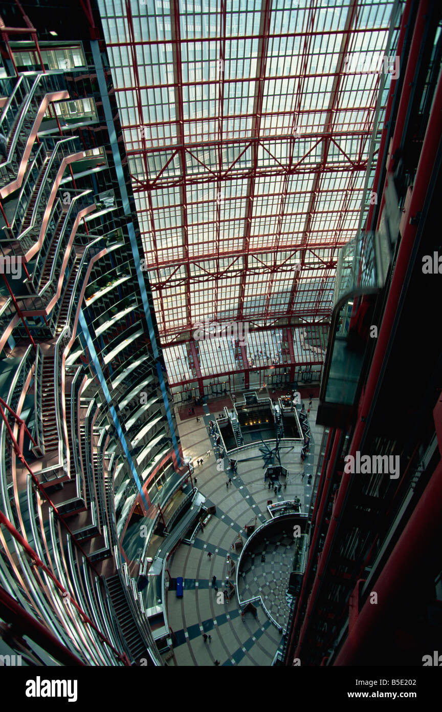 Blick hinunter auf das Atrium des Staates Illinois Gebäudes auf LaSalle Street, Downtown Chicago, Illinois, USA Stockfoto