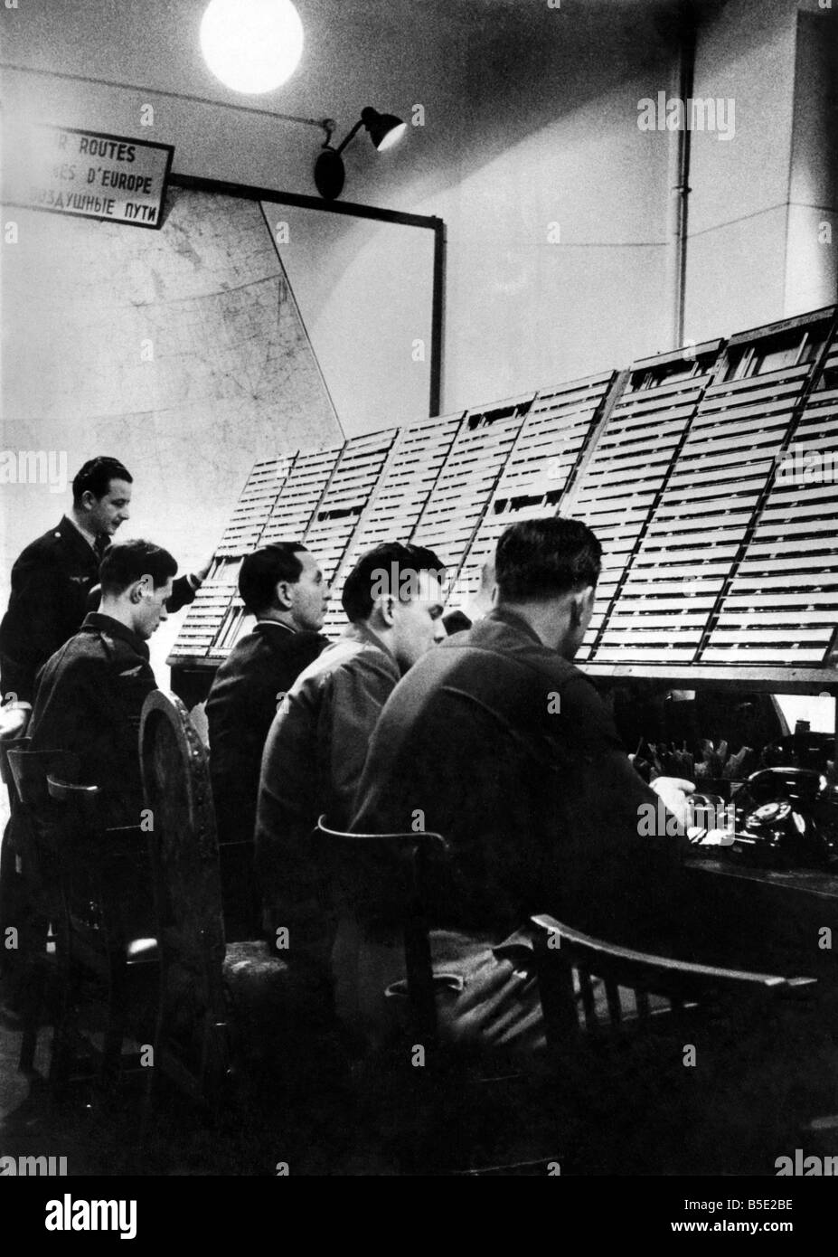 Bilder der Steuerpult für die vier Alliierten Mächte zeigen amerikanischen, englischen und französischen Controller auf ihren Plätzen. Der russische Controller weigert sich, mit den anderen sitzen und so dieses Bild wurde aufgenommen von der Rückseite der Steuerpult wo kann er sein gesehen, am weitesten entfernt Sam Brownes Gurt. Sein Name ist Senior Lieutenant Komarov. ; Juli 1948 Stockfoto