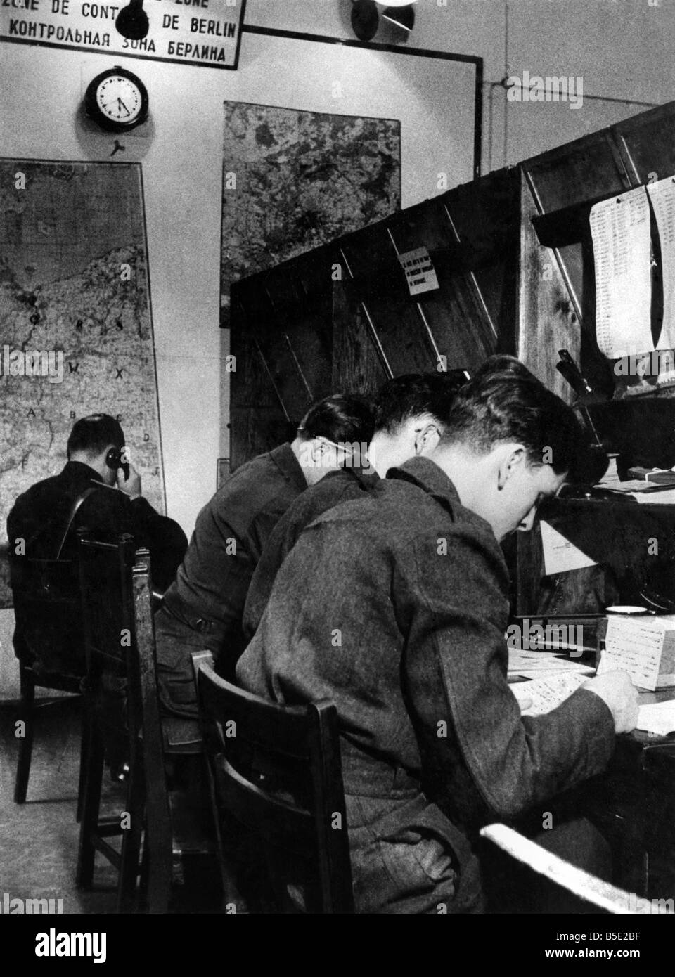Bilder der Steuerpult für die vier Alliierten Mächte zeigen amerikanischen, englischen und französischen Controller auf ihren Plätzen. Der russische Controller weigert sich, mit den anderen sitzen und so dieses Bild wurde aufgenommen von der Rückseite der Steuerpult wo kann er sein gesehen, am weitesten entfernt Sam Brownes Gurt. Sein Name ist Senior Lieutenant Komarov. ; Juli 1948 Stockfoto
