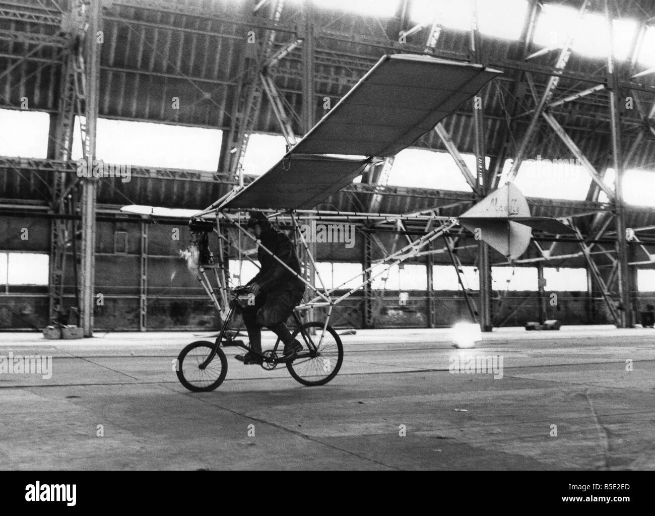 Drei junge Männer etwas Sensationelles für das königliche Turnier am Earls Court, London machen wollte, musste es fliegen: die Jugendlichen sind Auszubildende im Royal Aircraft Establishment, Farnborough, Hampshire. Und billig sein musste. Pilot Charlee Allesborough mit Geschwindigkeit auf das fliegende Fahrrad. ; Hinteren Aufzug ist nach unten positioniert, Fahrrad am Boden zu halten. ; Mai 1968 Stockfoto