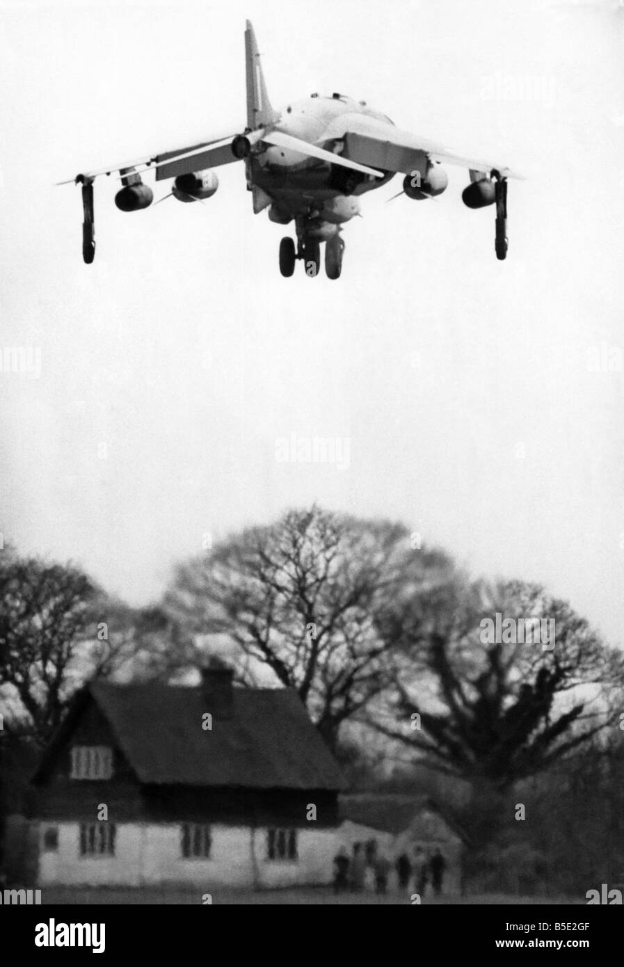 Die Hawker Siddely Harrier zieht vertikal. Einige seiner tödlichen Last unter den Flügeln zu sehen.; Januar 1968; Stockfoto