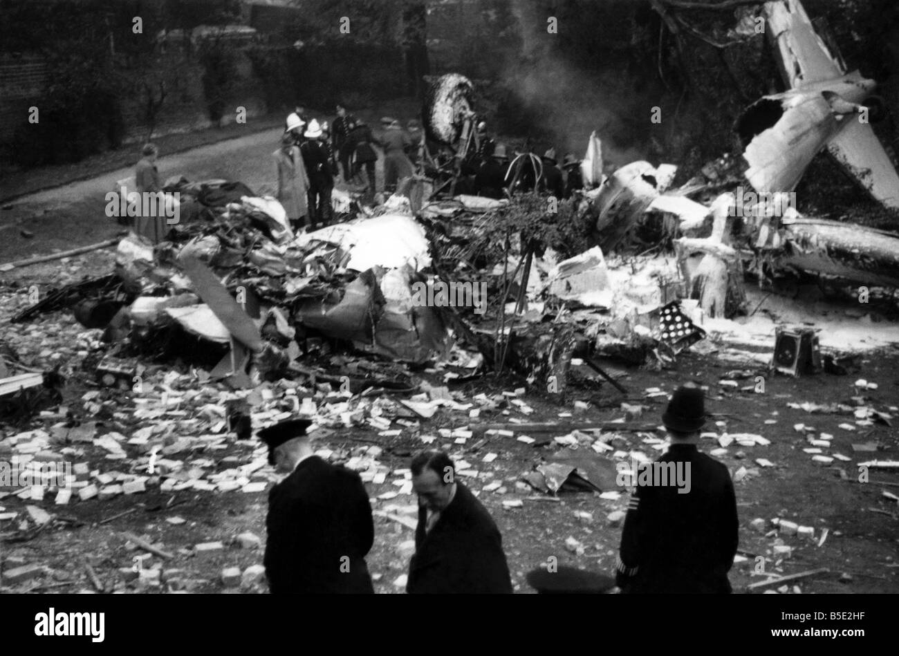Achtundzwanzig Menschen wurden getötet, als ein British European Airways Dakota stürzte. Die Dakota links Northolt Flughafen, London, für Renfrew, Glasgow, um 15:38 und zwei Minuten später der Pilot funkte um einen Motorschaden mitzuteilen; September 1950 Stockfoto