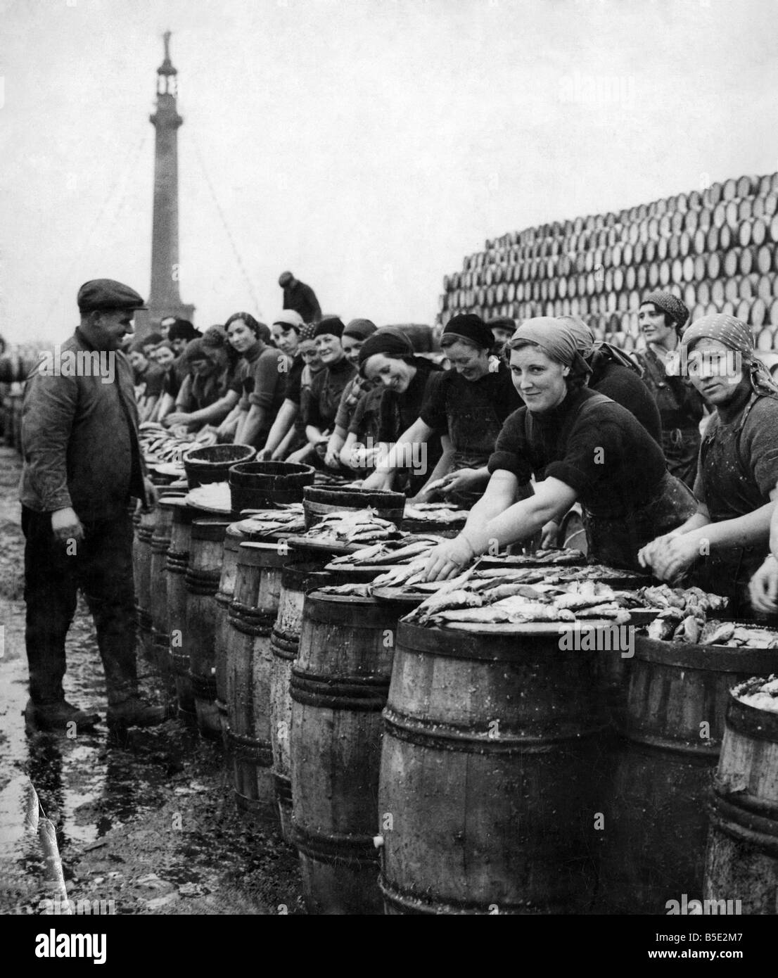 Fischerei-Industrie. Yarmouth Fischerinnen Hering ausnehmen. Oktober 1936 P002014 Stockfoto