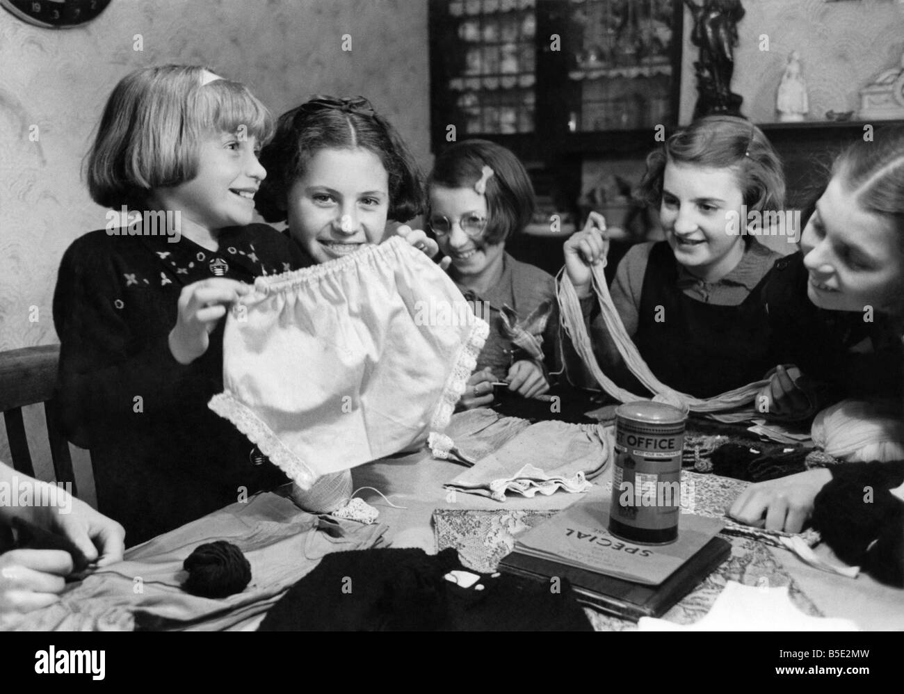 Junge Mädchen zeigt sich einer der sechs Paare von Slips, die sie aus einem alten Nachtkleid hergestellt. &#13; &#10; April 1941 Stockfoto