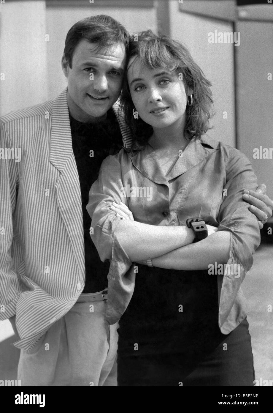 Karl Howman, Jacko in der Situation Comedy-Serie Pinselstriche mit Lysette Anthony spielt, Ange Tyler spielt in drei auf zwei ab. ; August 1987; Stockfoto