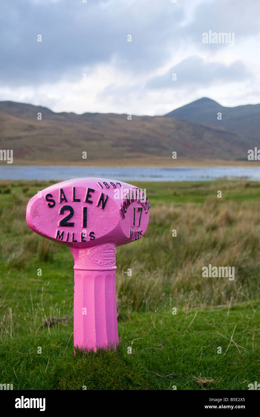 Bunt bemalte rosa Schild zeigt Entfernung in Meilen zu Salen und Iona Fähre von A849 auf der Isle of Mull Stockfoto