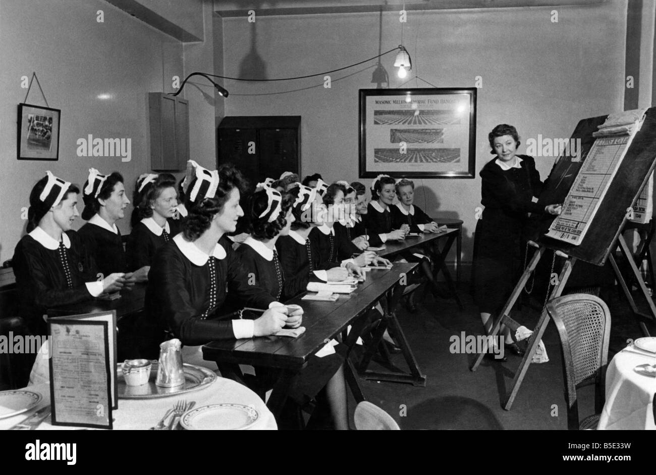 Größte Mangel in Großbritannien sechs Jahre lang war Mangel an Arbeitskräften unter den größten Sufferers von der Mangel waren die Hotels und Restaurants alles, was jetzt Service geändert wird kommt in seine eigene wieder und Sonderschulen werden gebildet wird, um Ausbildung in verschiedenen Hotels geben und Restaurant Aufgaben einschließlich der Kellnerinnen laufen durch die Herren J Lyons berühmten London Caterer hier jedes ätherische eine Kellnerin s in einem Kurs dauert eine Woche Mädchen unterrichtet werden Aufgaben um 1950 Stockfoto