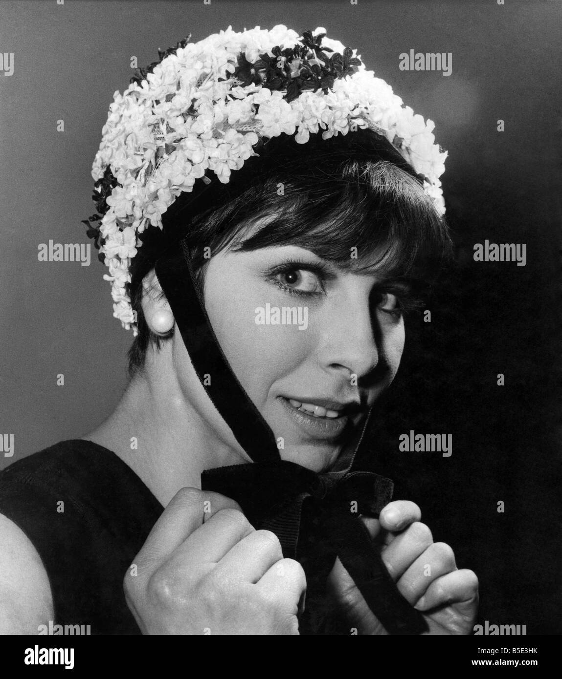 London Fashion Designer Frühjahr/Sommer 1966 zeigen. Eine schwarze und weiße Blumenhut getragen von Sandra Russell. Januar 1966 P002666 Stockfoto