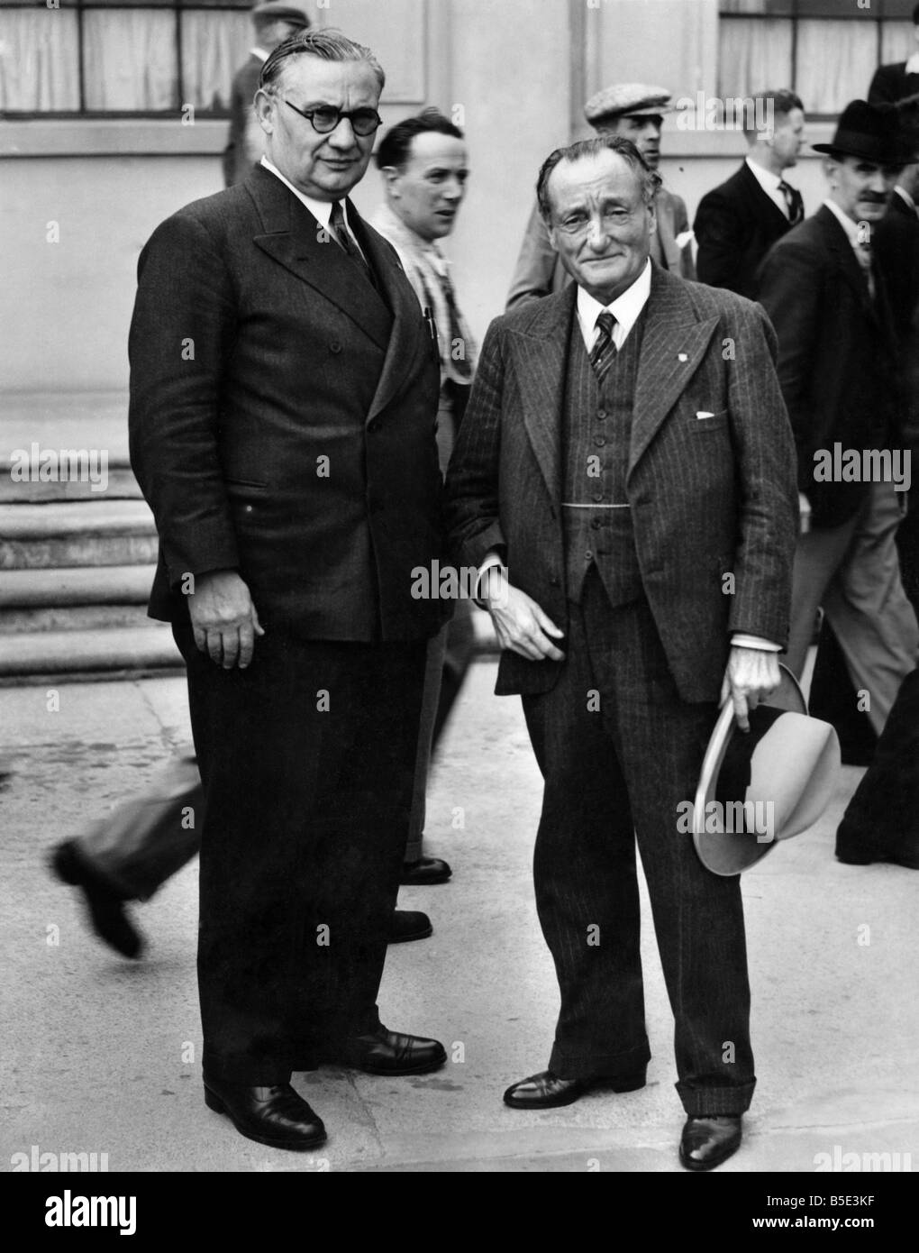 Minister für Arbeit Ernest Bevin (links) und Ben Tillett. &#13; &#10; Juli 1939 Stockfoto