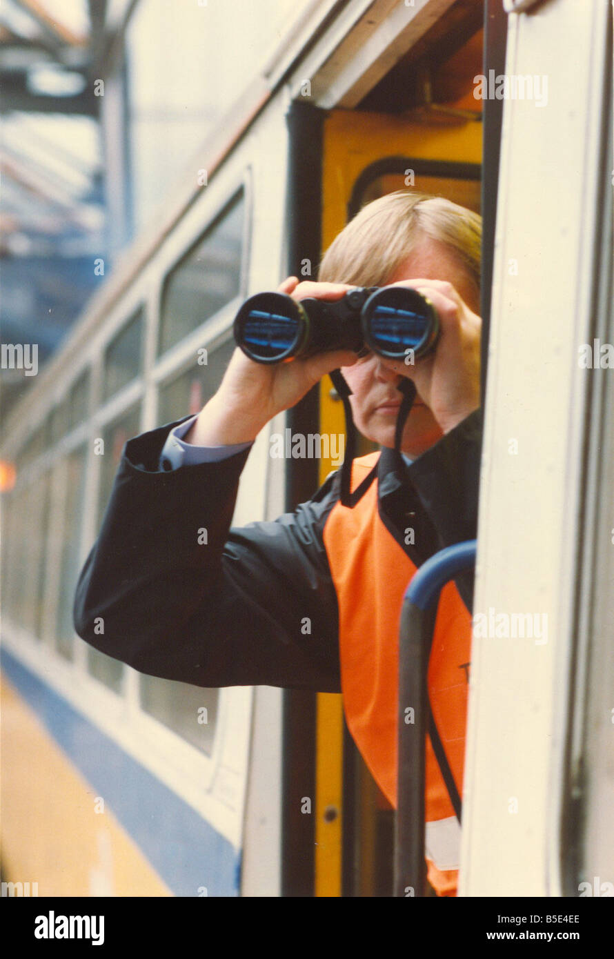 Ein Transport-Polizist scannt die Tracks mit seinem Fernglas Stockfoto