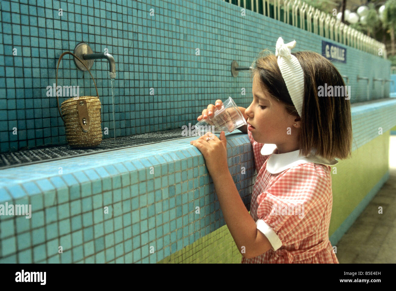 Kleine Mädchen Trinkwasser an die Vichy Spa, Frankreich Stockfoto