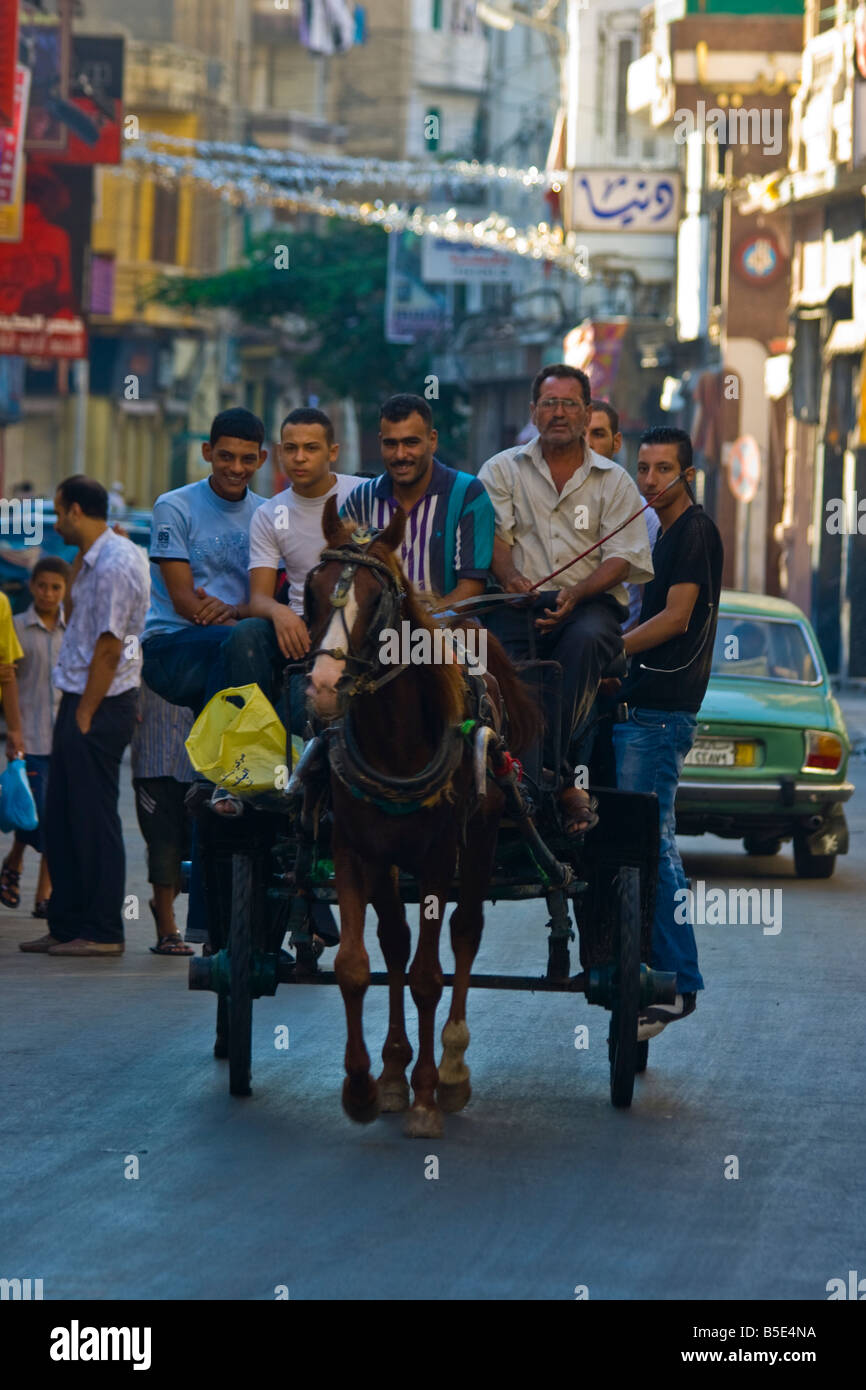 Männer reiten auf einem Pferd gezogenen Kutsche in Alexandria Ägypten Stockfoto
