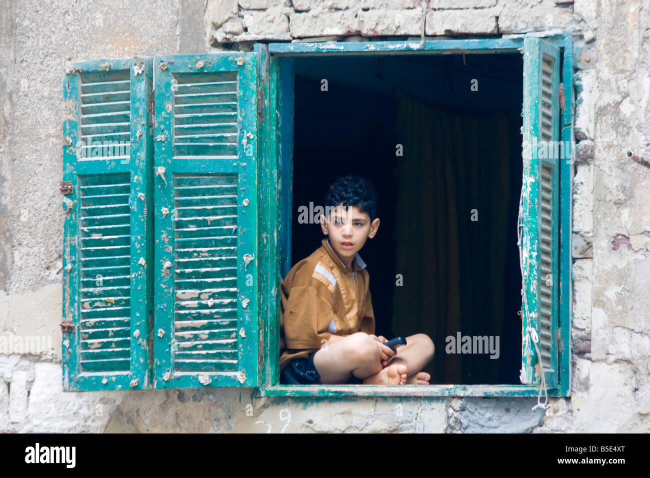 Ägyptische Boy in einem Fenster in Alexandria Ägypten Stockfoto