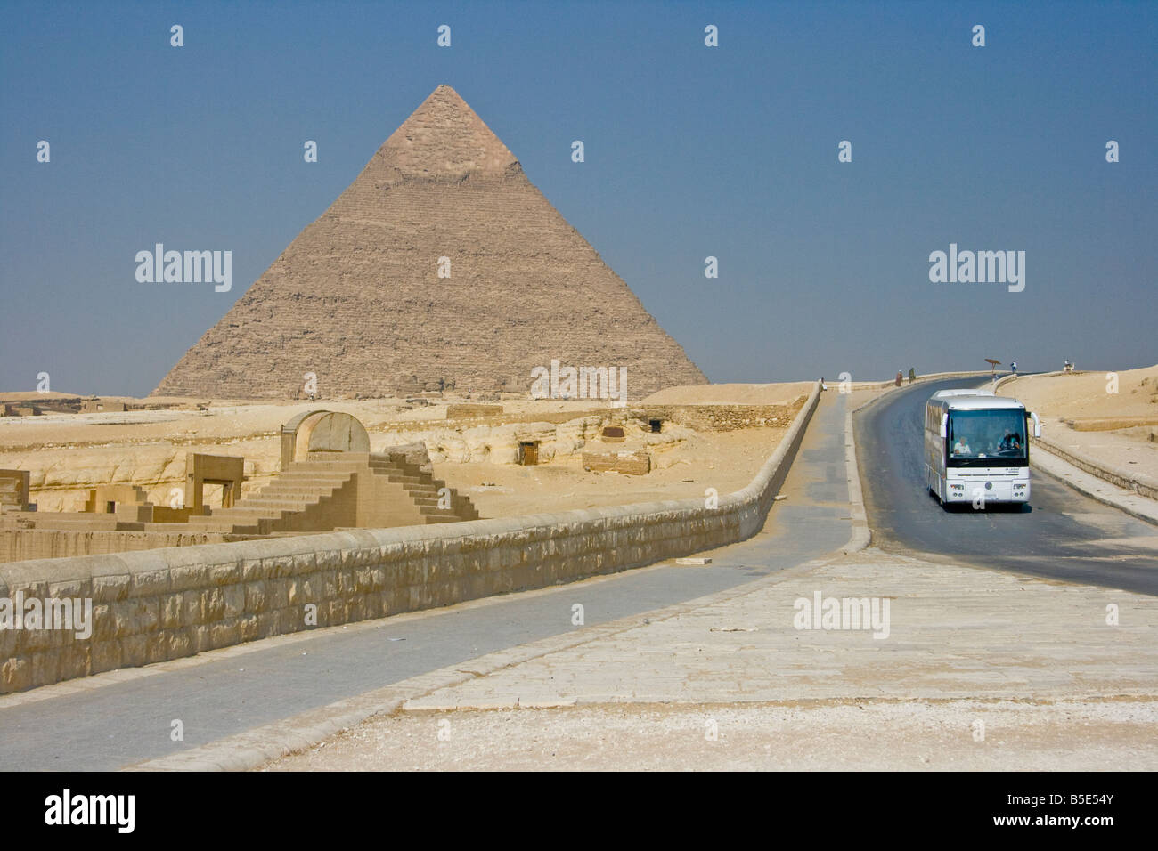Sightseeing-Bus und die Pyramide des Chephren in Gizeh bei Kairo Ägypten Stockfoto