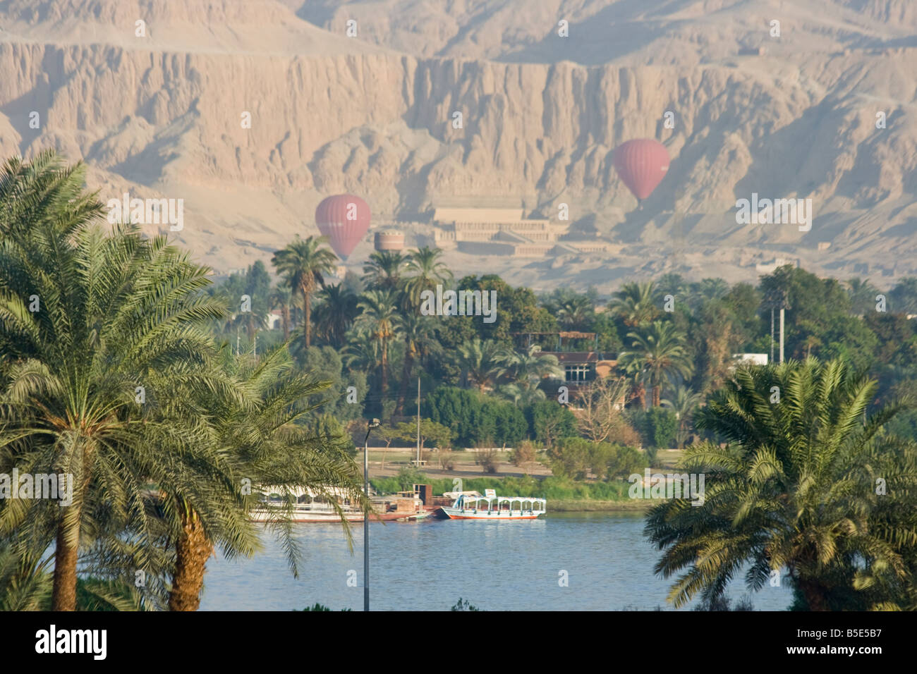 Fahrt mit dem Heißluftballon über das Westjordanland und Tal der Könige in Luxor, Ägypten Stockfoto