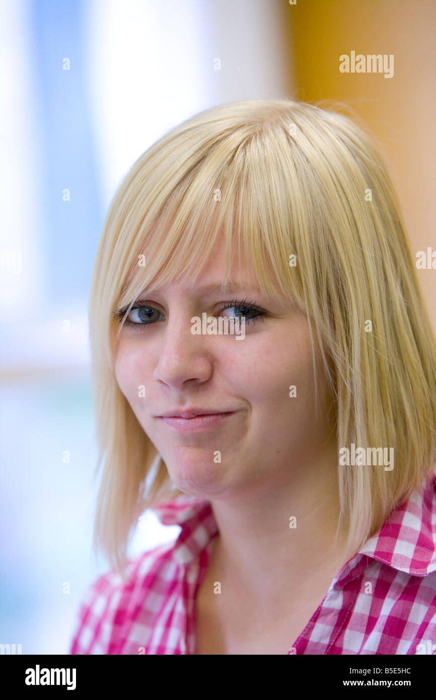 Porträt eines blonden Mädchens mit einem Ausdruck der Ungläubigen Stockfoto