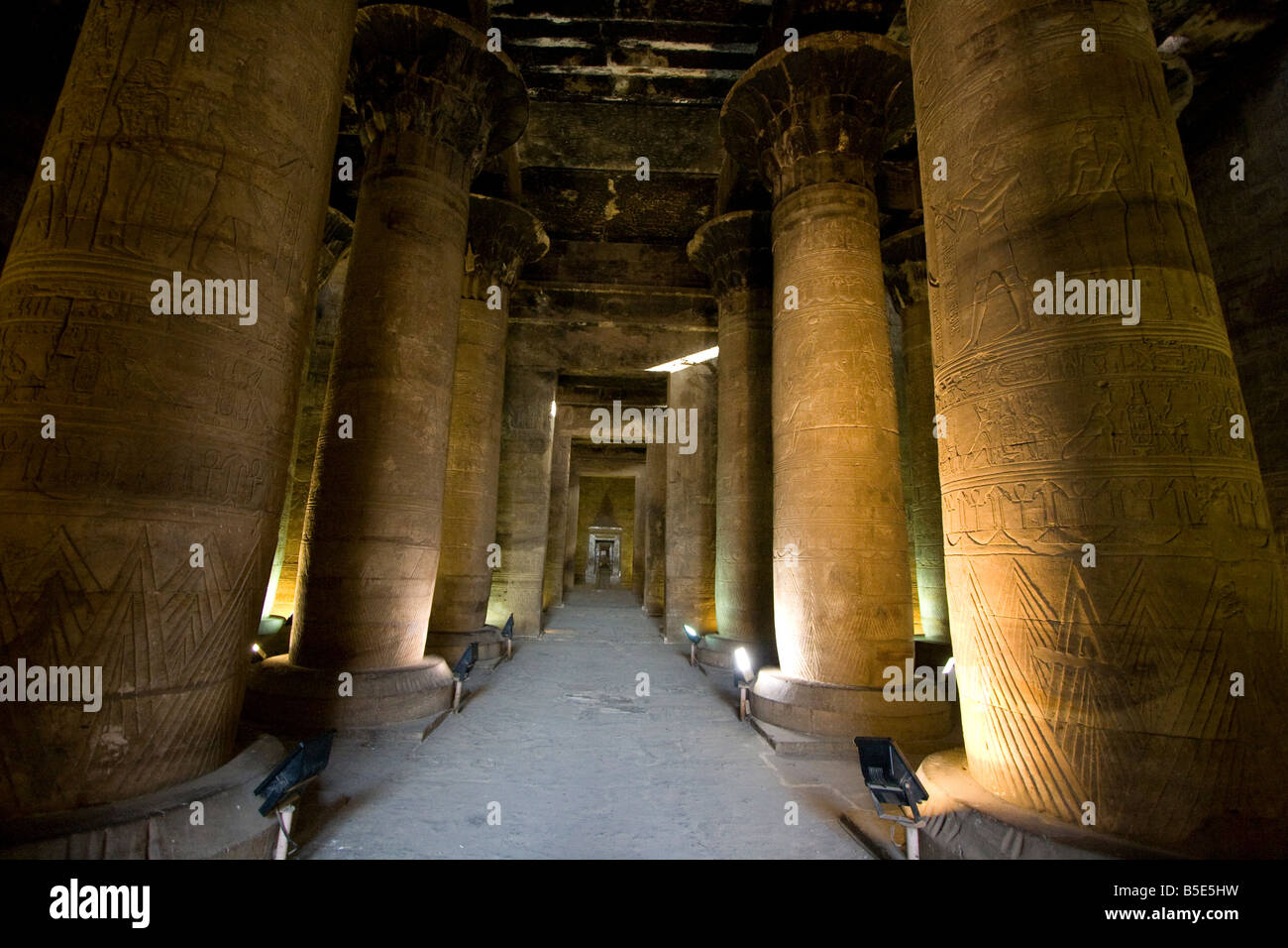 Säulenhalle im Tempel des Horus in Edfu, Ägypten Stockfoto