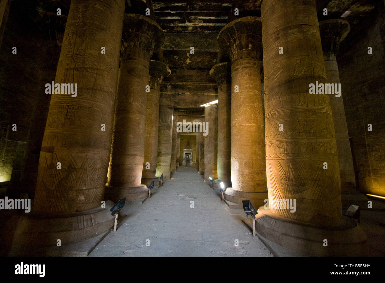 Säulenhalle im Tempel des Horus in Edfu, Ägypten Stockfoto